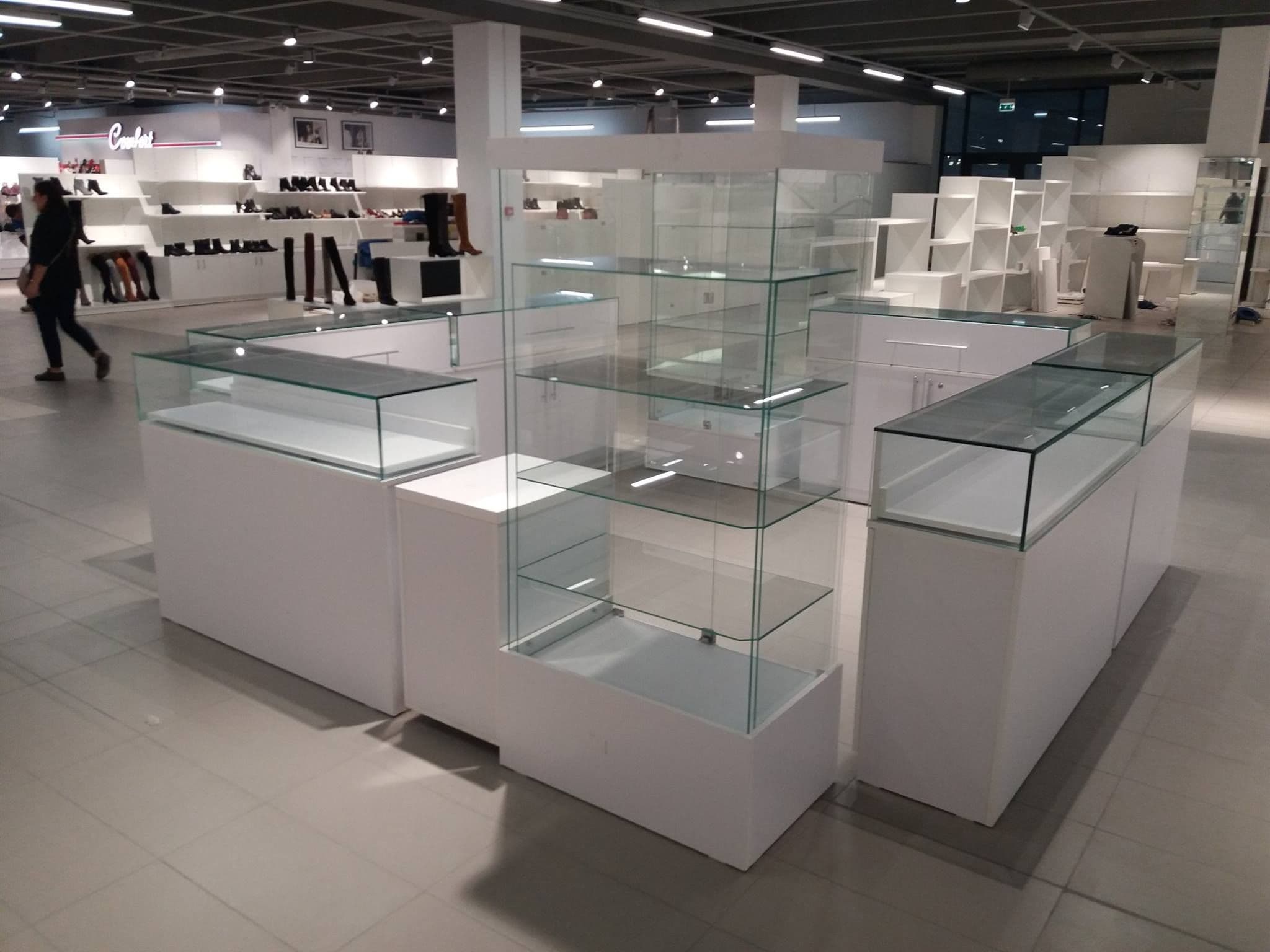 Vitrine Albe cu Sticlă pentru Magazine