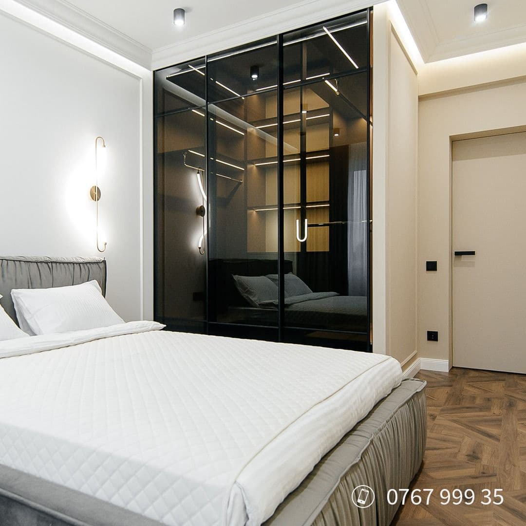 Dormitor Elegant în Alb cu Dulap din Sticlă